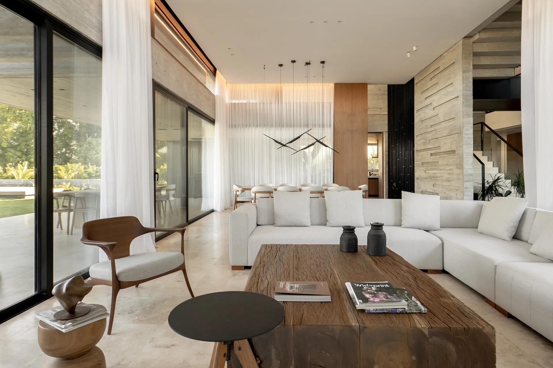 Casa Grava: La Perfecta Sintonía entre la Robustez del Hormigón y la Calidez Interior