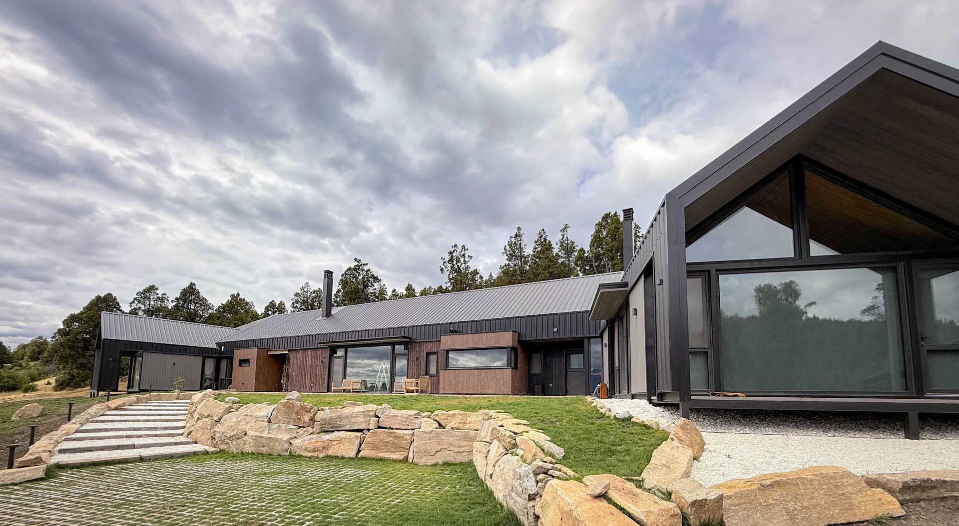 Entre Cipreses y Cordillera: La Poética Sostenible de Casa Bagillt en la Patagonia