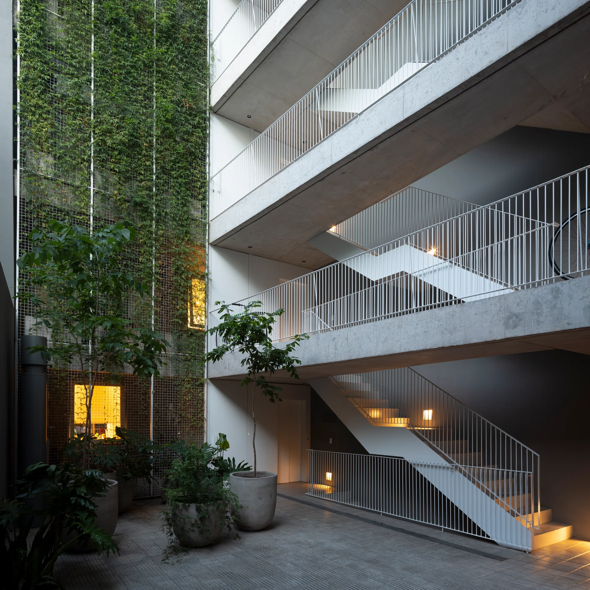 Edificio Conde 1113: La Reinvención del Espacio Común en un Solar Atípico