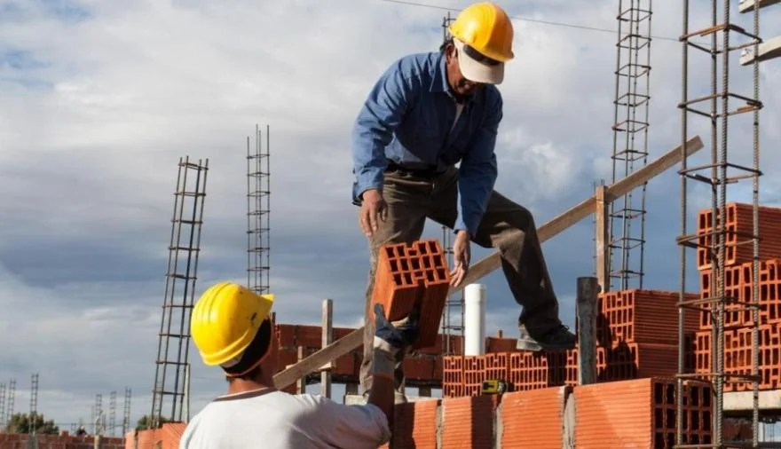 La construcción perdió 4.000 empleos formales en julio según el IERIC