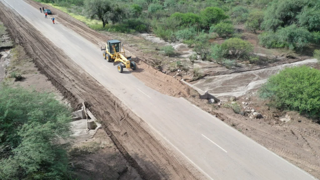 Trabajos de perfilado de banquinas en la Ruta Nacional 40 entre Londres y Belén, Catamarca