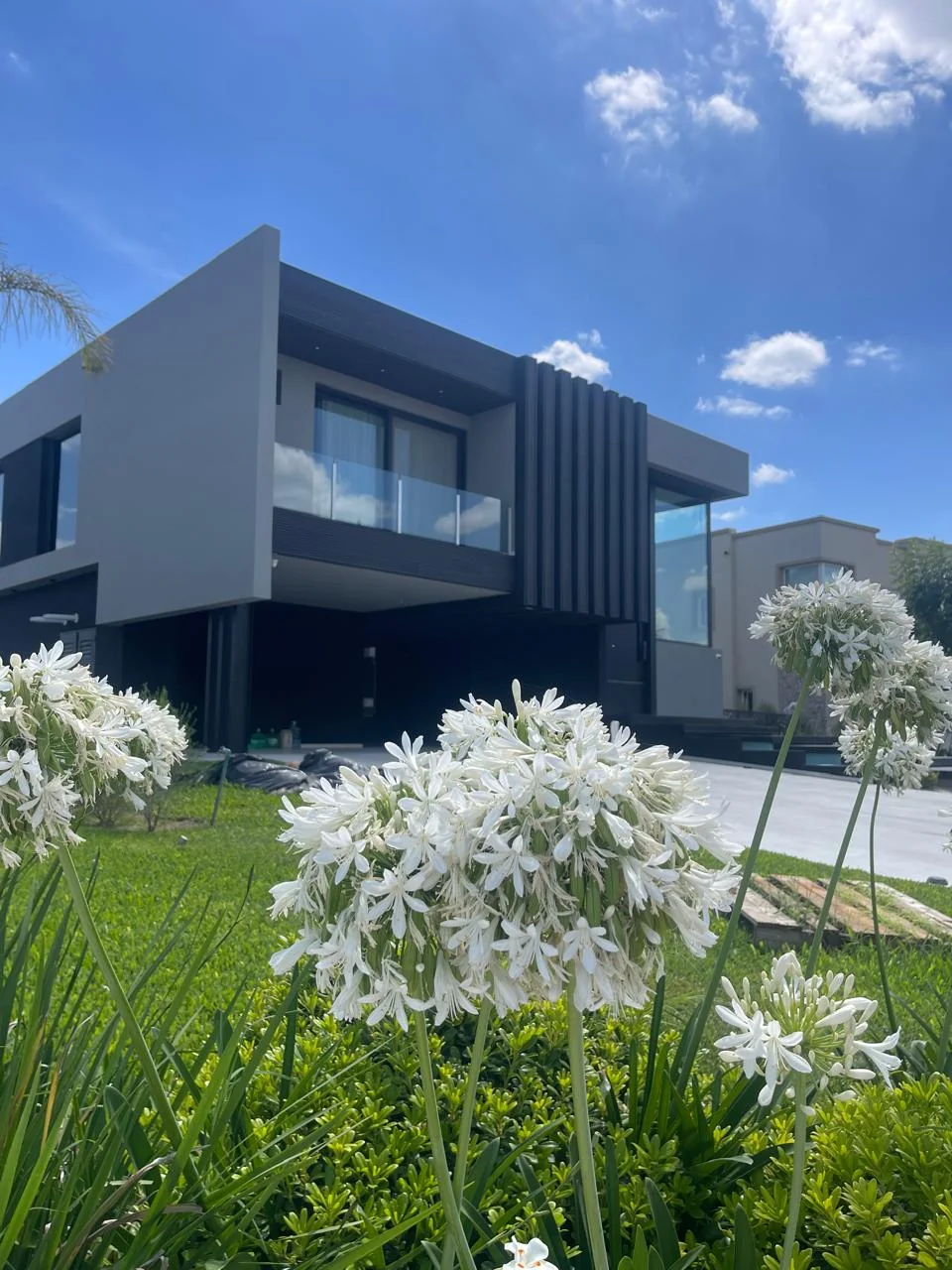 Casa Terralagos 671: Arquitectura de Encuentro, Fusión Cultural y Sustentabilidad en Canning